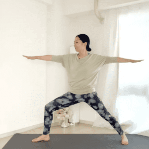 汗をかかずに運動不足をリセット!股関節から効率的に全身をほぐして動かす「代謝アップポーズ」3選
