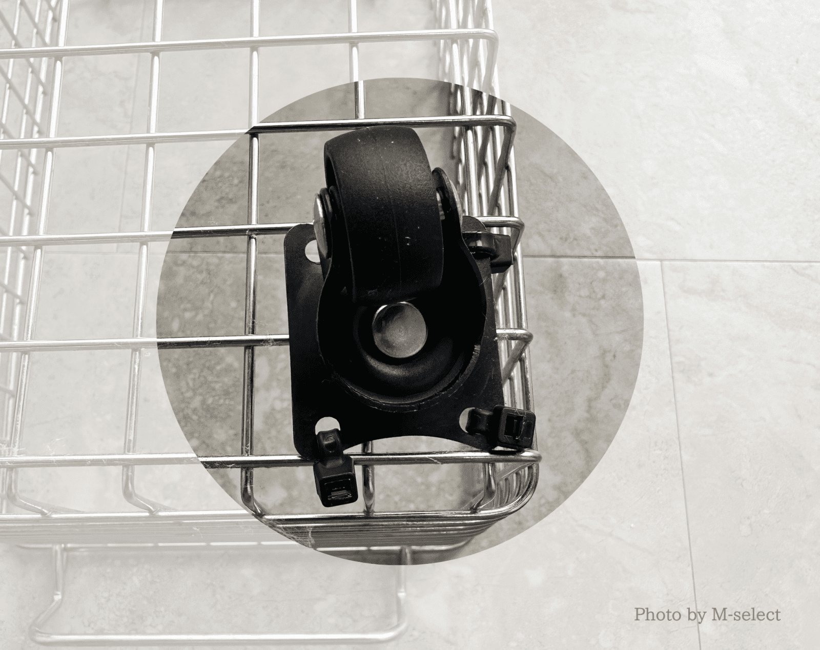 ボトルをまとめて入れるカゴ