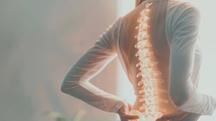 背骨の硬さが不調・老け見えの原因？丸めて反らせて揺れるだけ！簡単キャットカウストレッチ