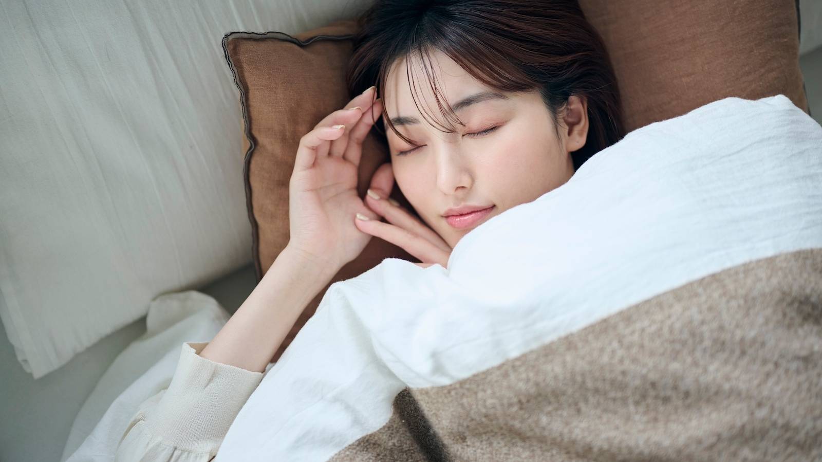 秋は夏より眠気を感じやすい？寝付きが悪い時はベッドでやろう。睡眠力UPする「背骨のストレッチ」
