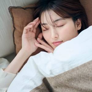 秋は夏より眠気を感じやすい？寝付きが悪い時はベッドでやろう。睡眠力UPする「背骨のストレッチ」