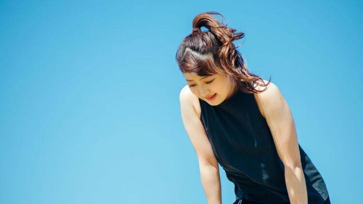 【夏疲れ対策に効果的】ヒップアップも叶える！膝立ちだから超簡単な「代謝アップスクワット」