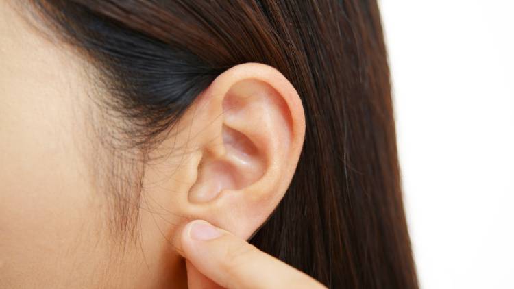 【朝起きたら顔がパンパン！】メイク前の１分ケアでむくみスッキリ｜小顔も目指せる【耳周りほぐし】