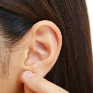 【朝起きたら顔がパンパン！】メイク前の１分ケアでむくみスッキリ｜小顔も目指せる【耳周りほぐし】