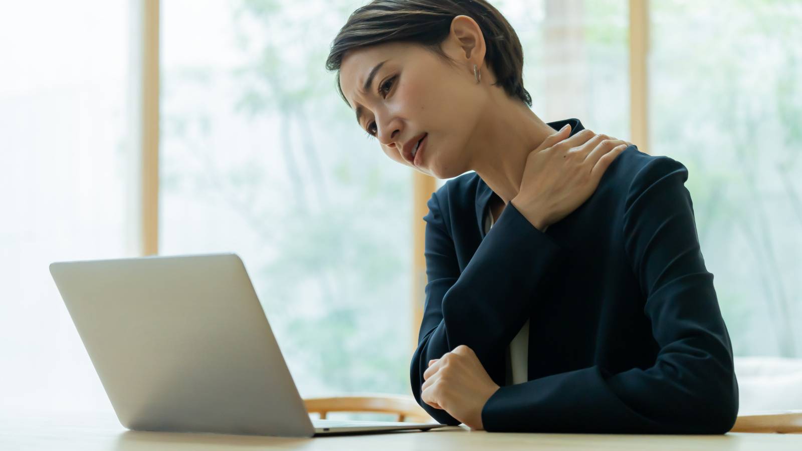 肩こりに悩む人の多くが【立ち方が崩れている!?】足裏の４点で支える肩こり改善のための立ち方とは