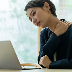 肩こりに悩む人の多くが【立ち方が崩れている!?】足裏の4点で支える肩こり改善のための立ち方とは
