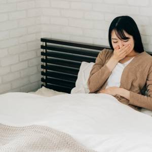 朝の吐き気や動悸、「なんだか気持ち悪い…」ストレスのサイン？原因と解決のヒント｜臨床心理士が解説