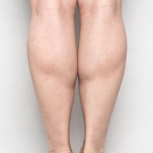 ふくらはぎの硬さが招く不調とは？椅子に座ったままたった1分！ふくらはぎチェアストレッチ