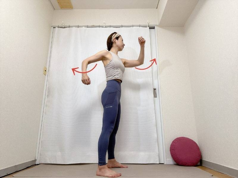 脚を肩幅程度に開き、肘を曲げて前後に振るエクササイズ