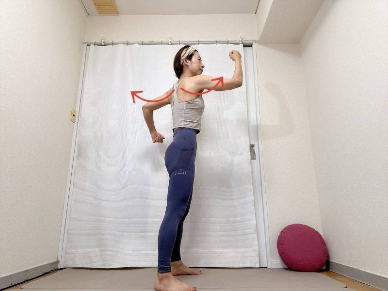 脚を肩幅に開いて立ち、肘を曲げて肩甲骨から腕を大きく前後に振るエクさサイズ