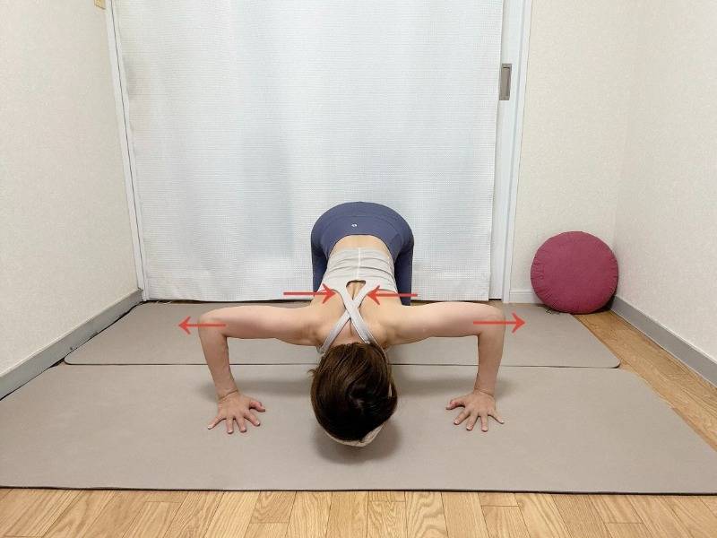 四つ這いから胸を床に下ろし、肩甲骨を背骨に寄せるエクササイズ