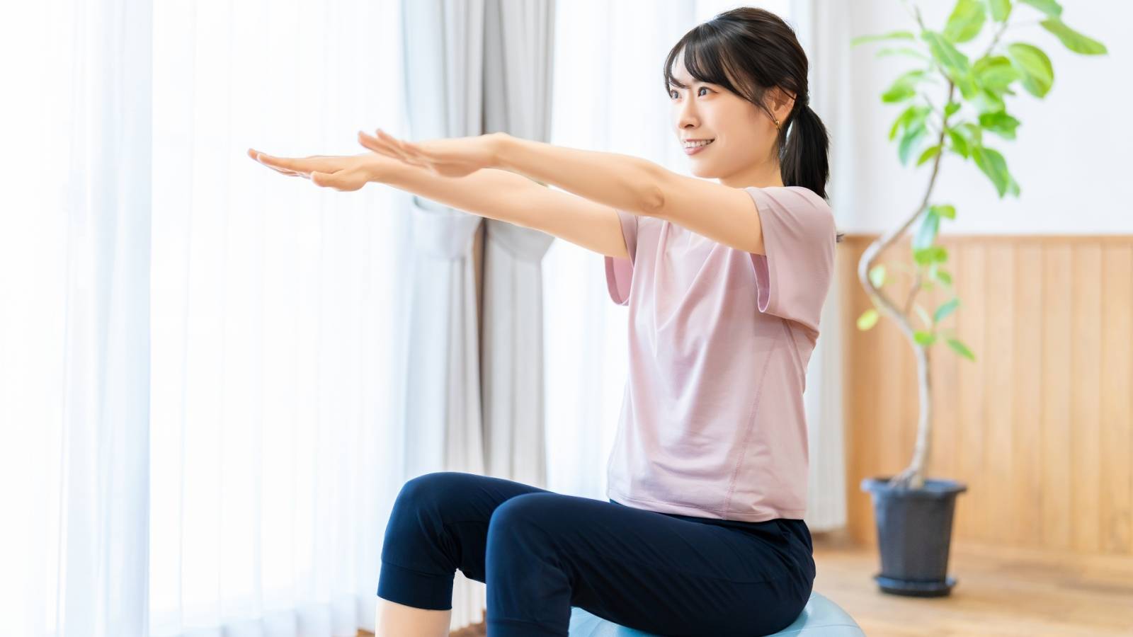  【運動不足を一気に解消】1日3分座ったままでOK「むくみ改善＆代謝大幅UP」できる太陽礼拝 