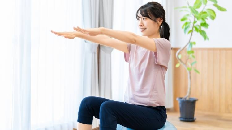 【運動不足を一気に解消】1日3分座ったままでOK「むくみ改善&代謝大幅UP」できる太陽礼拝