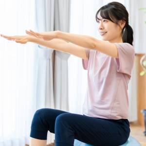 【運動不足を一気に解消】1日3分座ったままでOK「むくみ改善＆代謝大幅UP」できる太陽礼拝