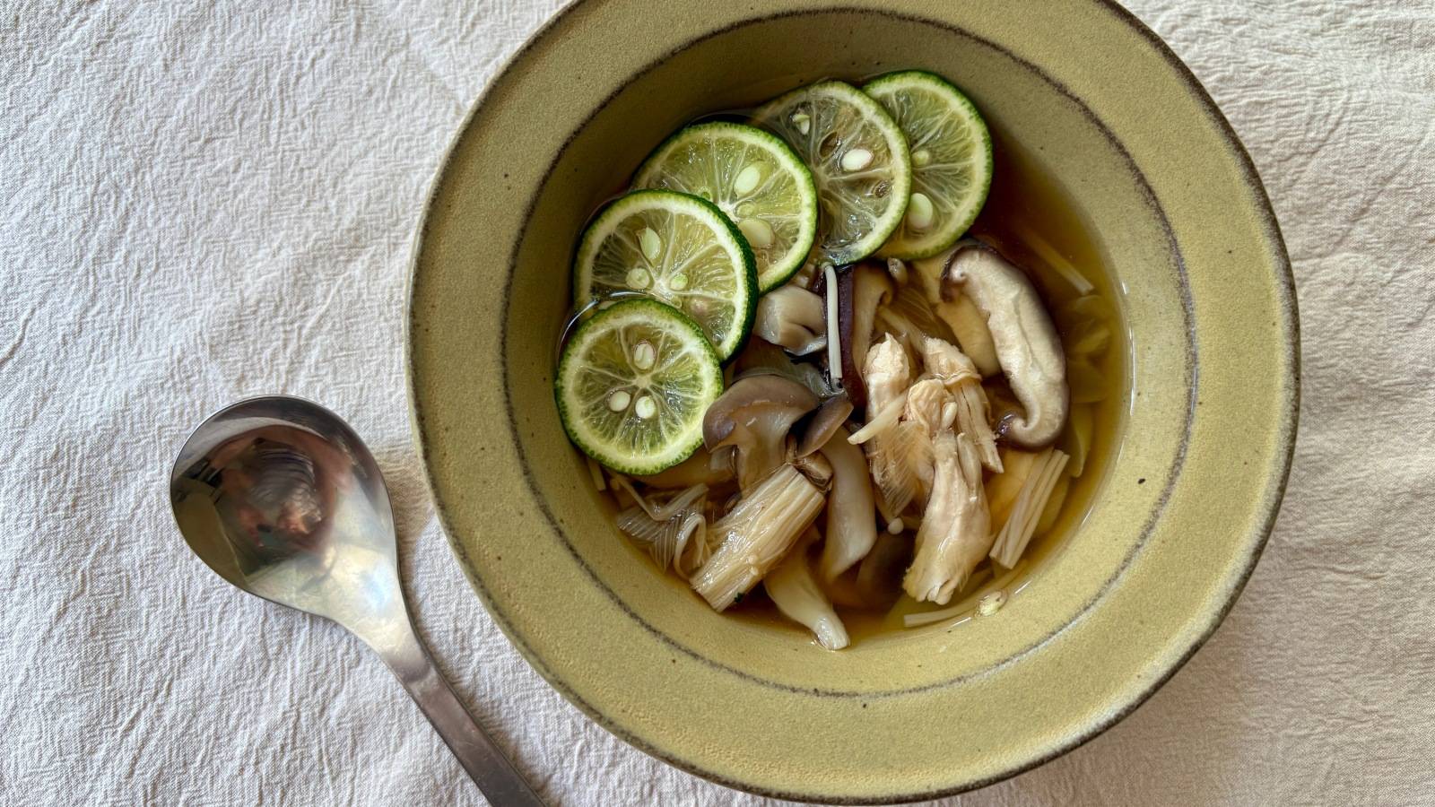 ゆらぎがちな秋のセルフケアに「きのことささみのすだちスープ」#管理栄養士のスープレシピ