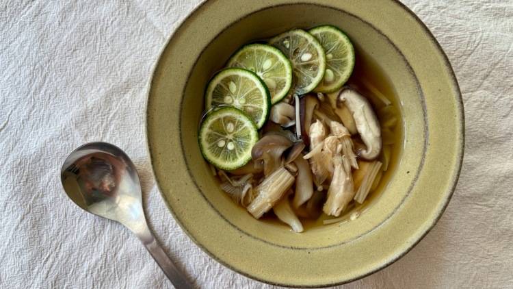 ゆらぎがちな秋のセルフケアに「きのことささみのすだちスープ」#管理栄養士のスープレシピ