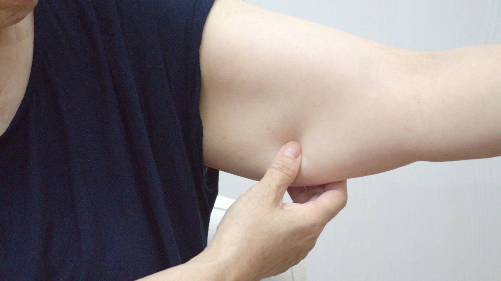 【たった1分腕を振るだけ】二の腕・背中・脇・ウエストまとめてスッキリ簡単エクササイズ