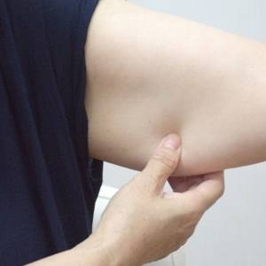 【たった1分腕を振るだけ】二の腕・背中・脇・ウエストまとめてスッキリ簡単エクササイズ