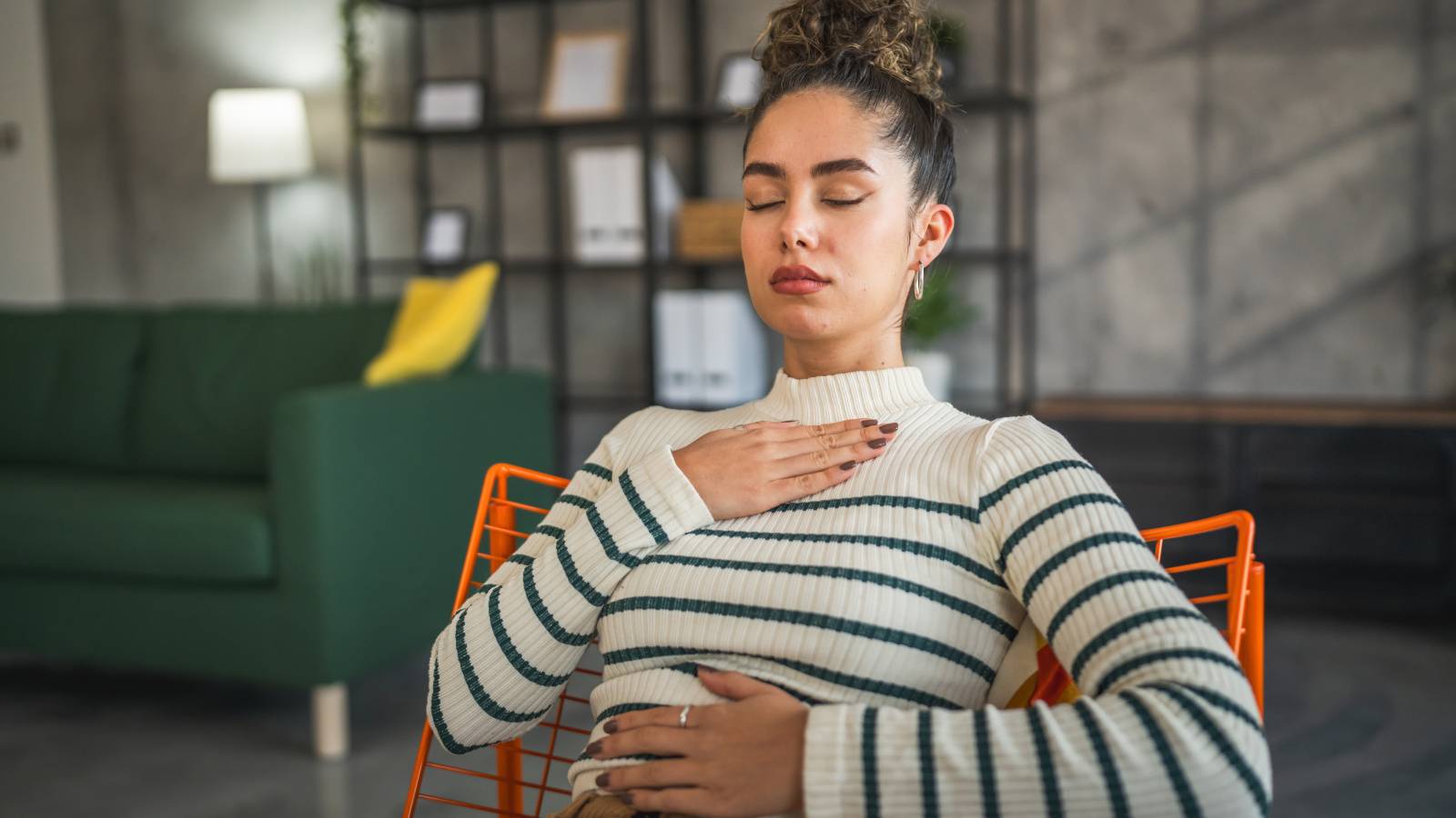 気持ちが落ち込みやすい人に【ため息はついたほうがいい？】イライラ・緊張をゆるめる「浄化の呼吸法」