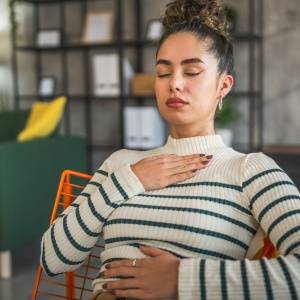 気持ちが落ち込みやすい人に【ため息はついたほうがいい？】イライラ・緊張をゆるめる「浄化の呼吸法」