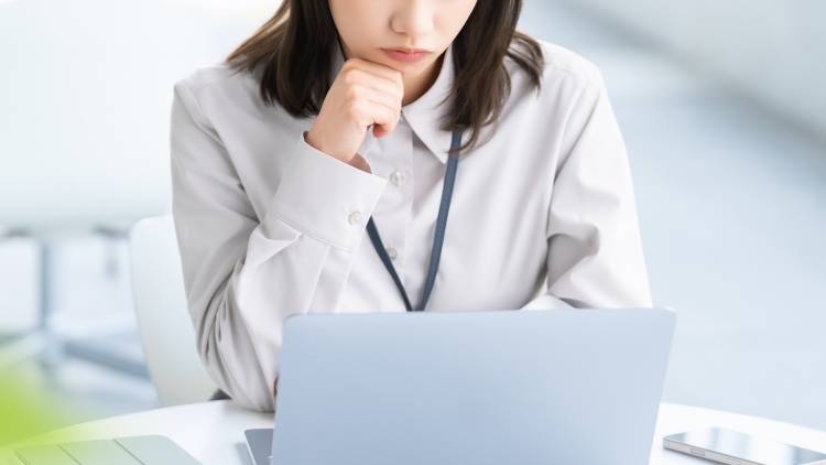 完璧主義がうつの原因に。陥りやすい人の思考・行動の傾向や和らげ方をやさしく解説