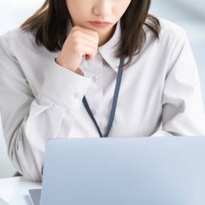 完璧主義がうつの原因に。陥りやすい人の思考・行動の傾向や和らげ方をやさしく解説