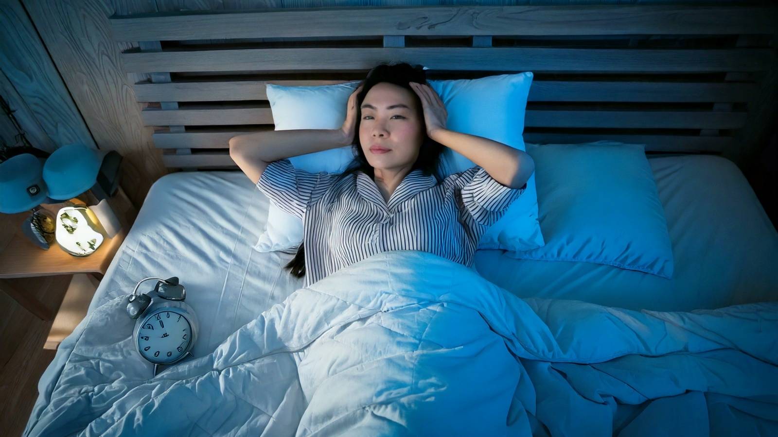 眠りが浅く疲れが取れない人に【原因はガチガチの背骨】ストンと眠れる「背骨ねじりストレッチ」