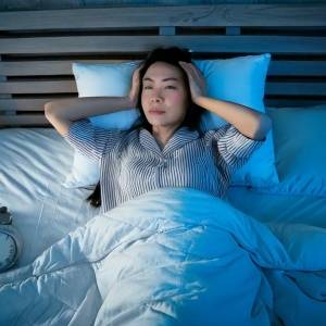 眠りが浅く疲れが取れない人に【原因はガチガチの背骨】ストンと眠れる「背骨ねじりストレッチ」