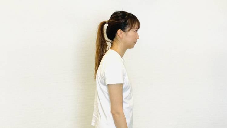 椅子に座りながら簡単3STEP! 見た目年齢約7.3歳も上に見せる猫背対策「脇腹」のストレッチ