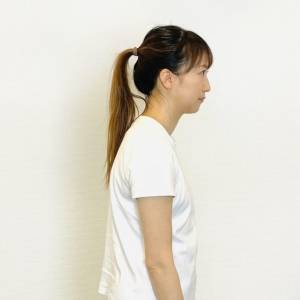 椅子に座りながら簡単3STEP！ 見た目年齢約7.3歳も上に見せる猫背対策「脇腹」のストレッチ