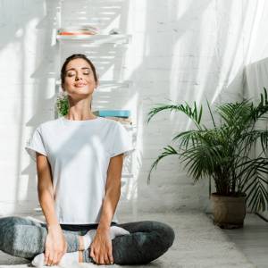 「朝スッキリ起きられない…」→だる重さがスッと軽くなる。寒い季節の目覚めに効く“サクッと５分朝ヨガ”