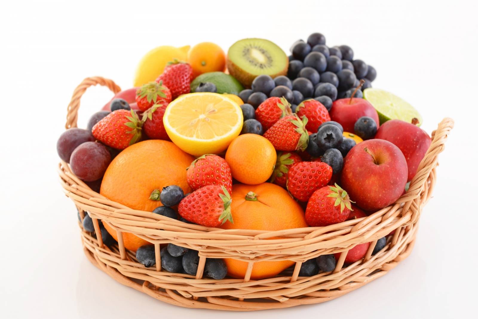 カゴに盛られたさまざまな果物