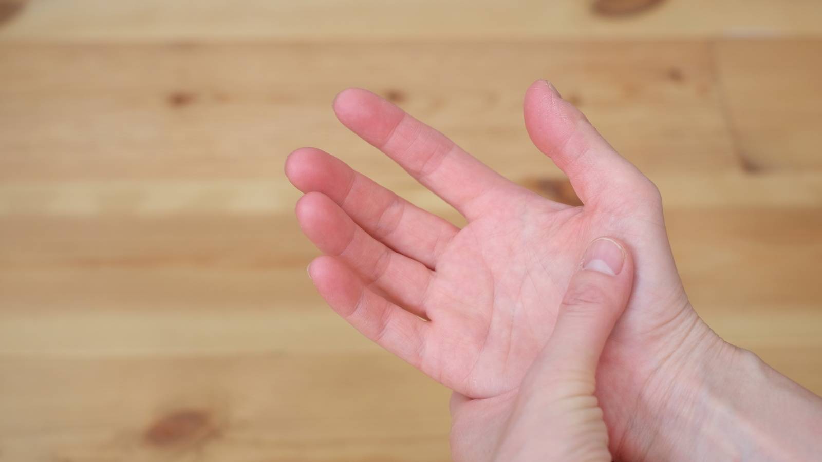 自律神経を整えて気分もスッキリ！疲れたときに押したい手首にある「万能ツボ」の押し方