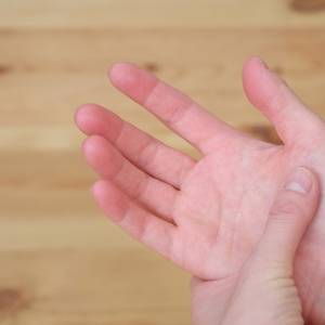 自律神経を整えて気分もスッキリ！疲れたときに押したい手首にある「万能ツボ」の押し方