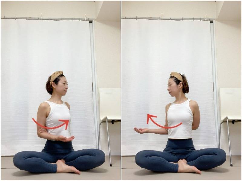 左手のひらっを上にして肘を曲げ、右手を背中にまわっして左肘を掴んで上体を左右に捻るエクササイズ