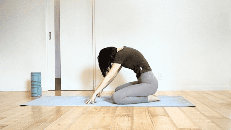 腰痛や肩こりの原因は“肋骨の開き”？胸椎をゆるめて姿勢を根本から整える胸椎キャット＆カウのやり方