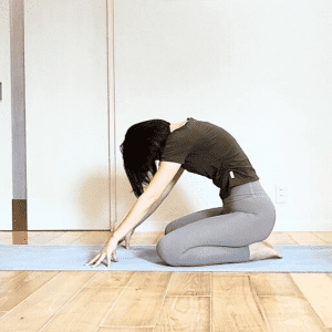 腰痛や肩こりの原因は“肋骨の開き”？胸椎をゆるめて姿勢を根本から整える胸椎キャット＆カウのやり方