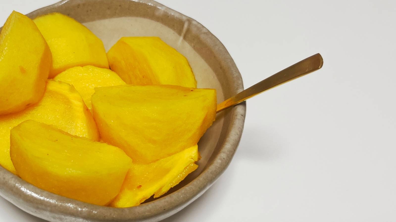 皮をむいて皿に盛った柿