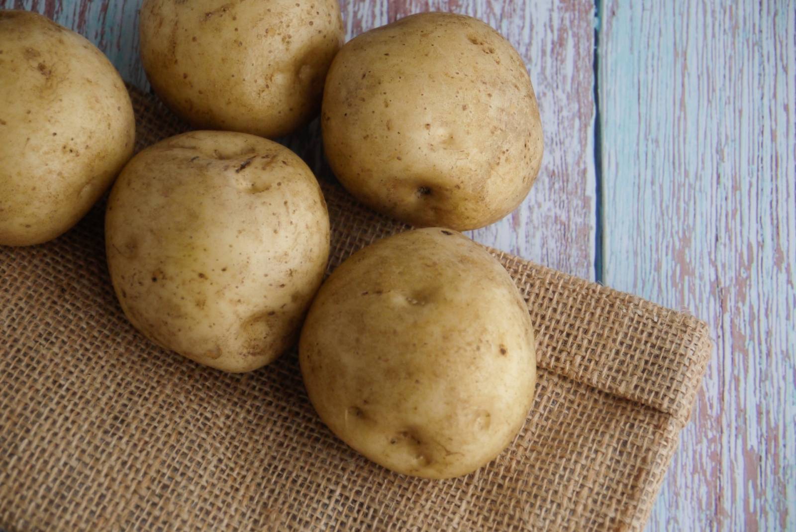 麻袋の上の洗ったじゃがいも