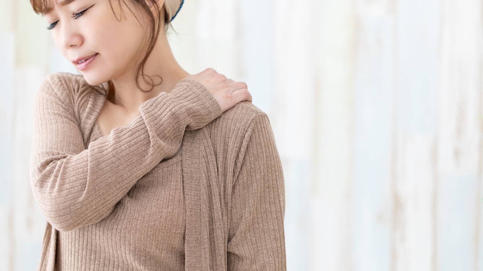 ガチガチの肩&背中が軽くなる！椅子ひとつでできる背中リセットストレッチ