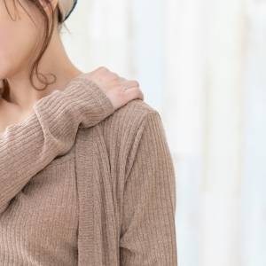 ガチガチの肩&背中が軽くなる!椅子ひとつでできる背中リセットストレッチ