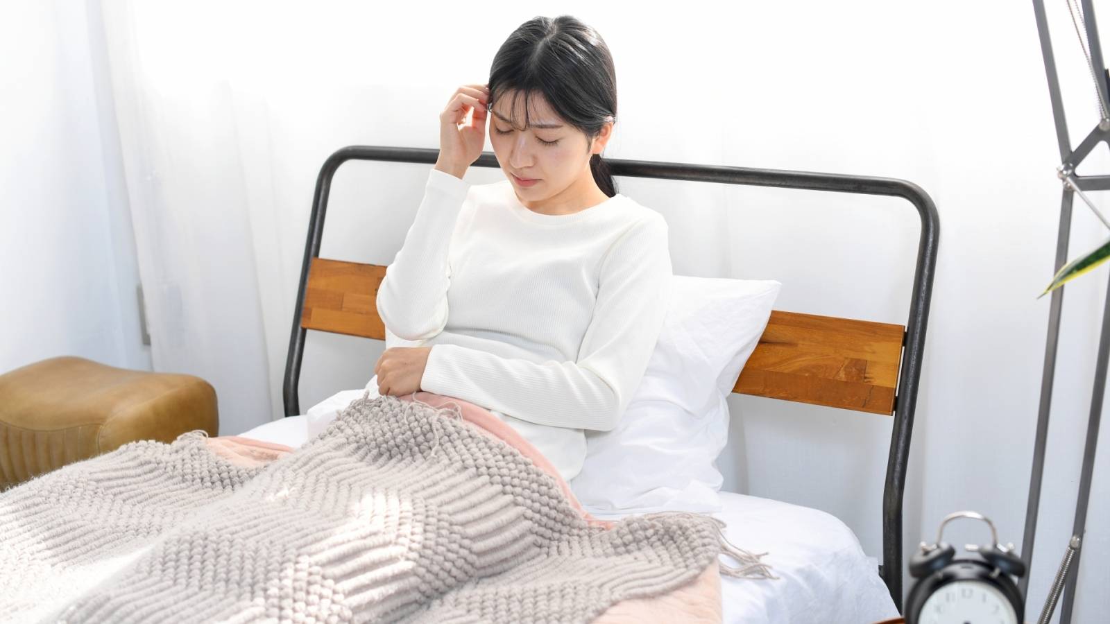 【寝起きの筋肉や関節のこわばりに】全身がスッキリ目覚める！寝たままできる手足ぶらぶらほぐし