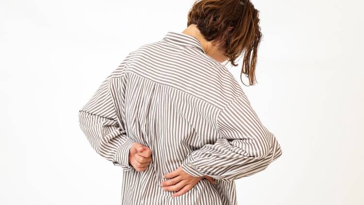 【老け見え姿勢の原因は胸】硬い胸をほぐして姿勢を整えスッキリ！見た目年齢改善エクササイズ