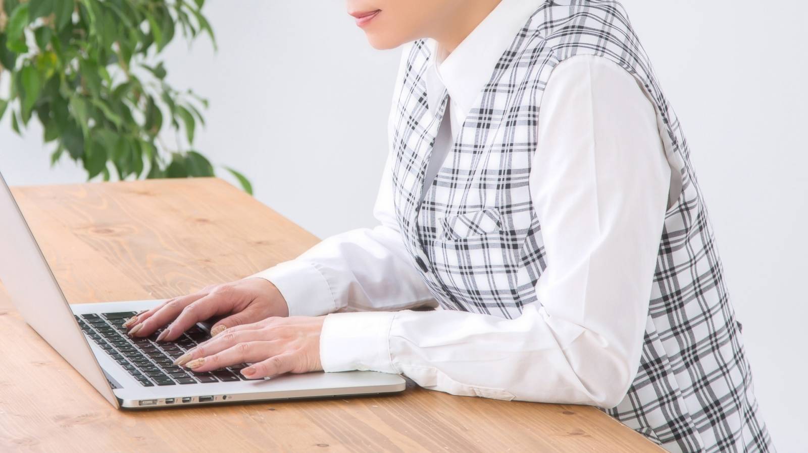 洋服が似合わないのは巻き肩が原因？今すぐ見た目も変わる巻き肩ストレッチ