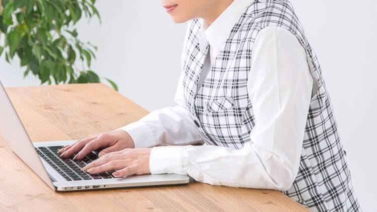 洋服が似合わないのは巻き肩が原因？今すぐ見た目も変わる巻き肩ストレッチ