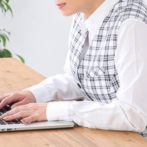 洋服が似合わないのは巻き肩が原因?今すぐ見た目も変わる巻き肩ストレッチ