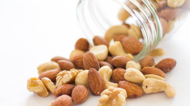 ナッツを食べ過ぎると起こる不調とは?注意が必要なのはどんな体質の人?管理栄養士が解説