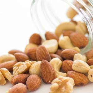 ナッツを食べ過ぎると起こる不調とは？注意が必要なのはどんな体質の人？管理栄養士が解説