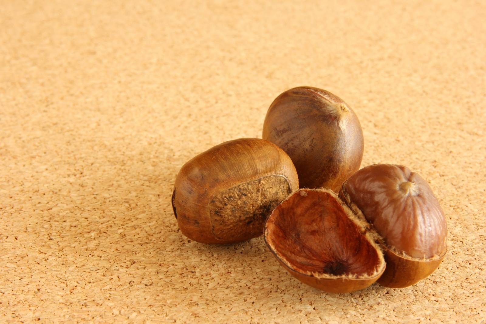 皮付きの栗とむかれた栗