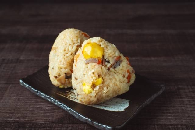 炊き込みご飯おにぎり（栗）